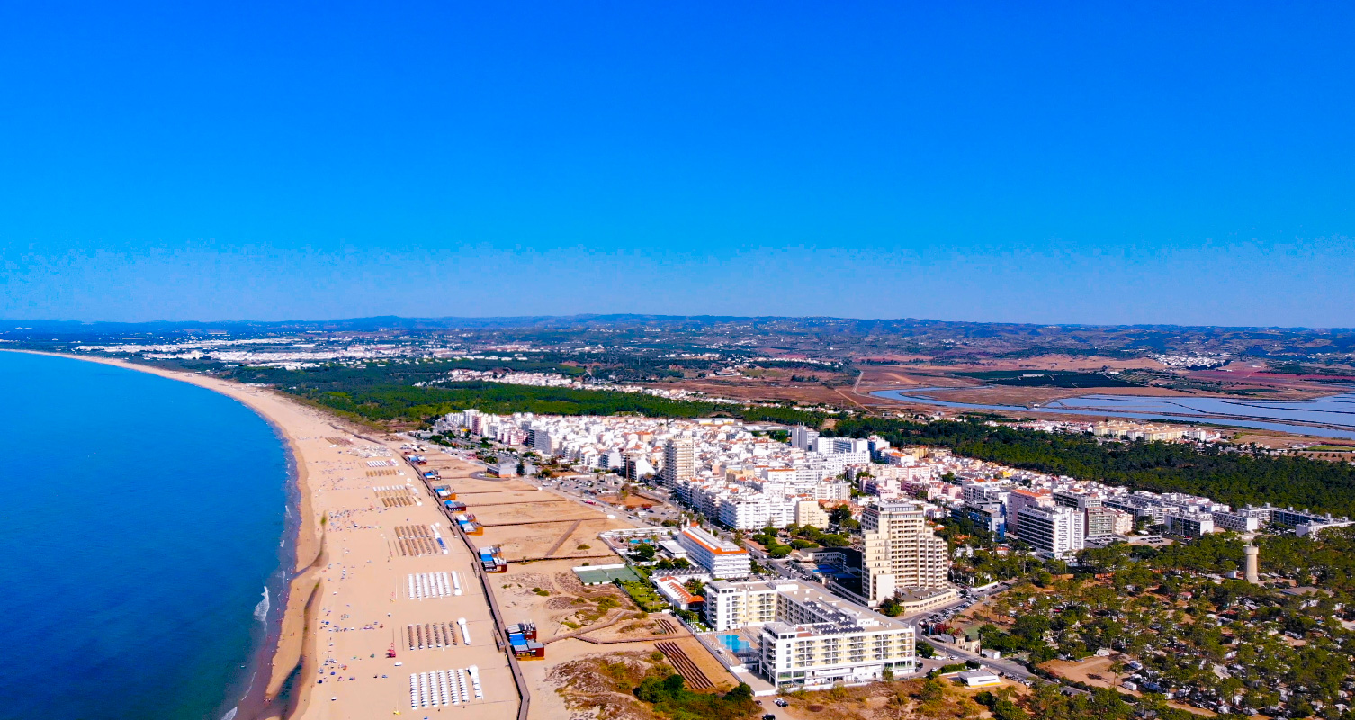 Imagem de referência relacionada a Monte Gordo, item descrito como vila portuguesa sede da Freguesia de Monte Gordo no Município de Vila Real de Santo António