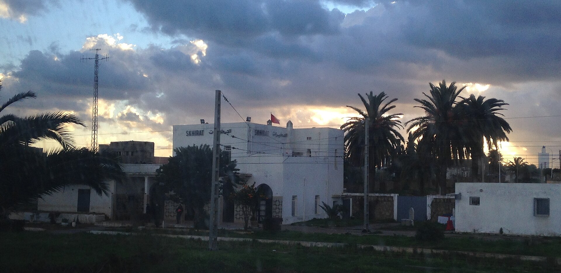 Imagem de referência relacionada a Skhirat, item descrito como uma cidade do Marrocos