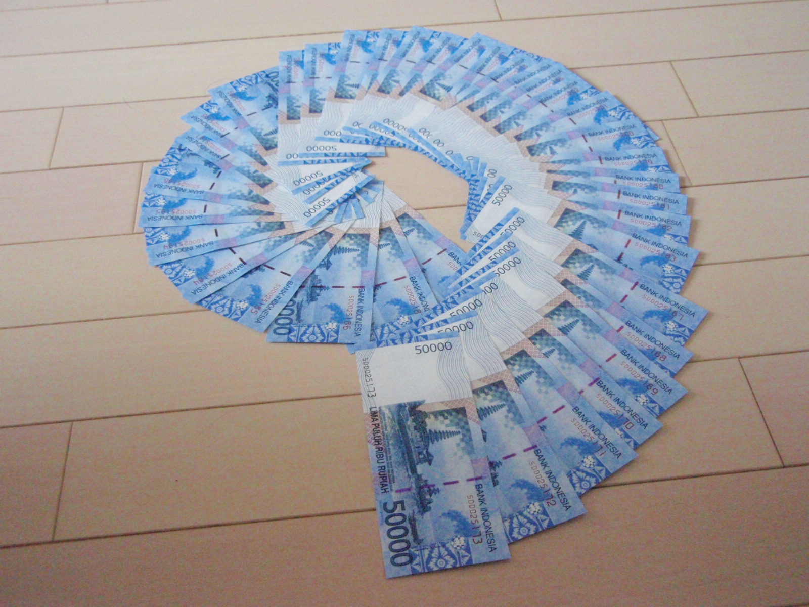 Imagem de referência relacionada a rupia indonésia, item descrito como moeda da Indonésia