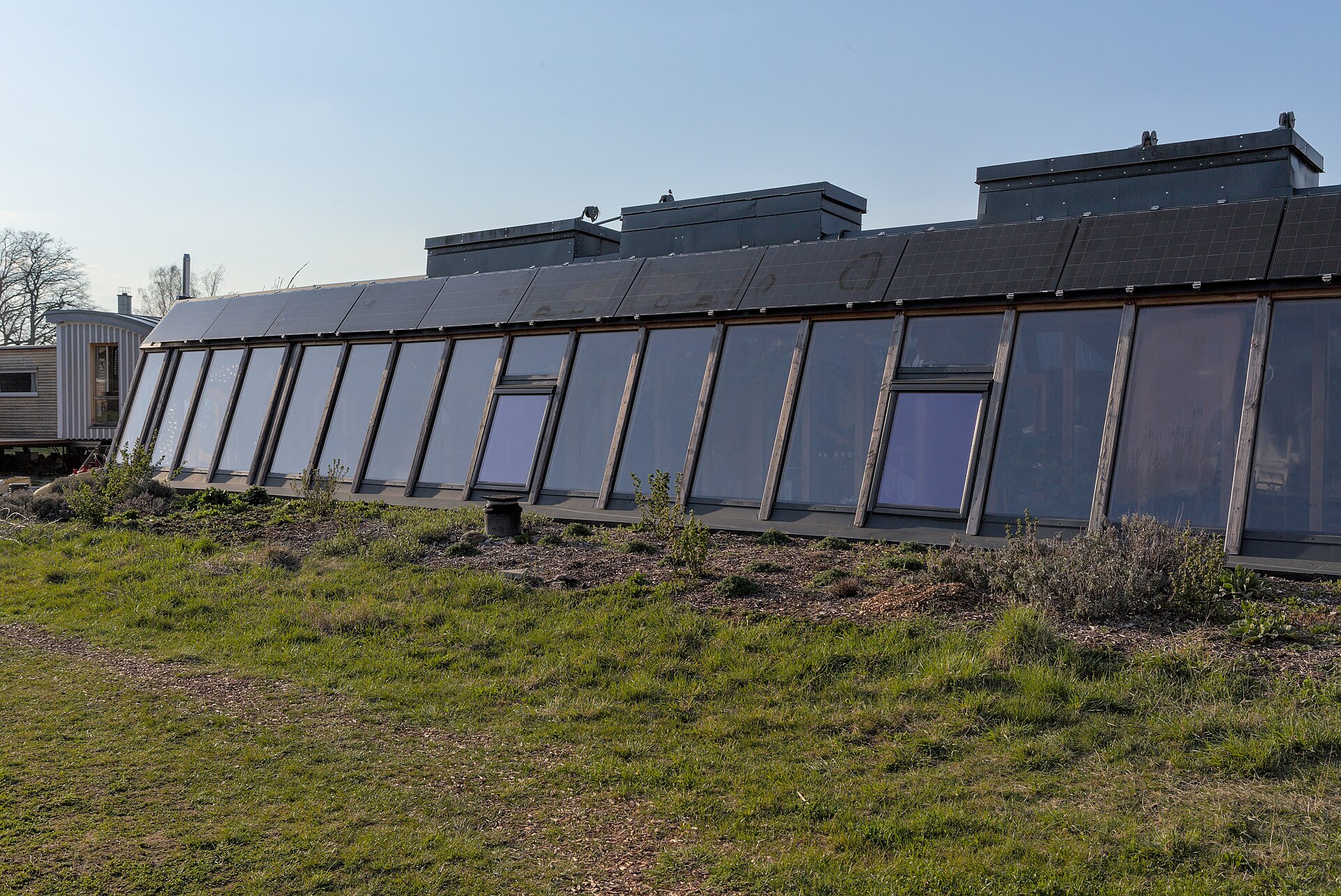Imagem de referência relacionada a Earthship, item descrito como estilo de arquitetura residencial