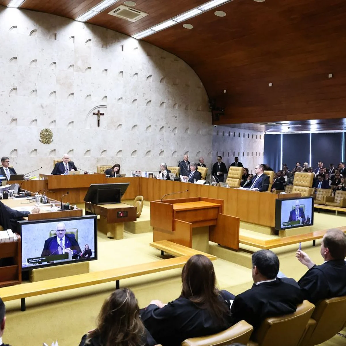 Dino pede que afastamento de Andrei vá a plenário; decisão fica com Fachin
