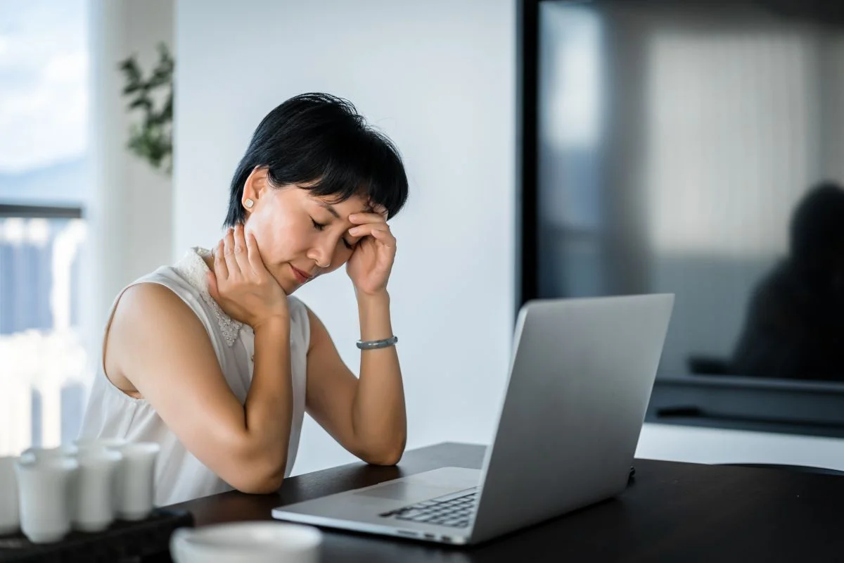 Mulher cabisbaixa na Perimenopausa