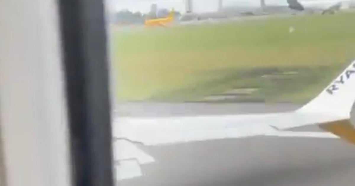 Passageiro filma avião sem estabilidade bater ponta da asa na pista, em tentativa de pouso