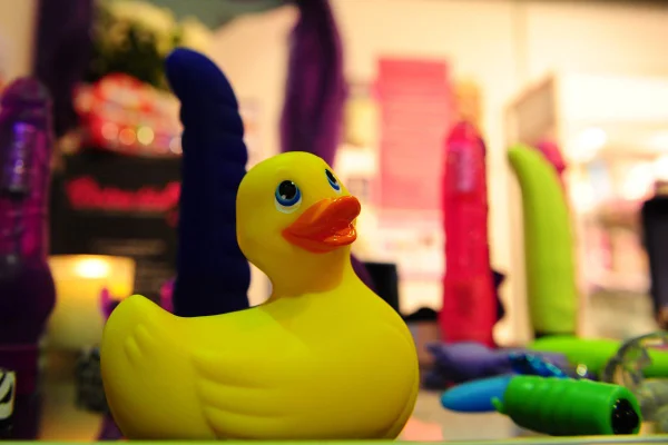Orgasmo high-tech: nove posições para usar vibrador no sexo e gozar muito