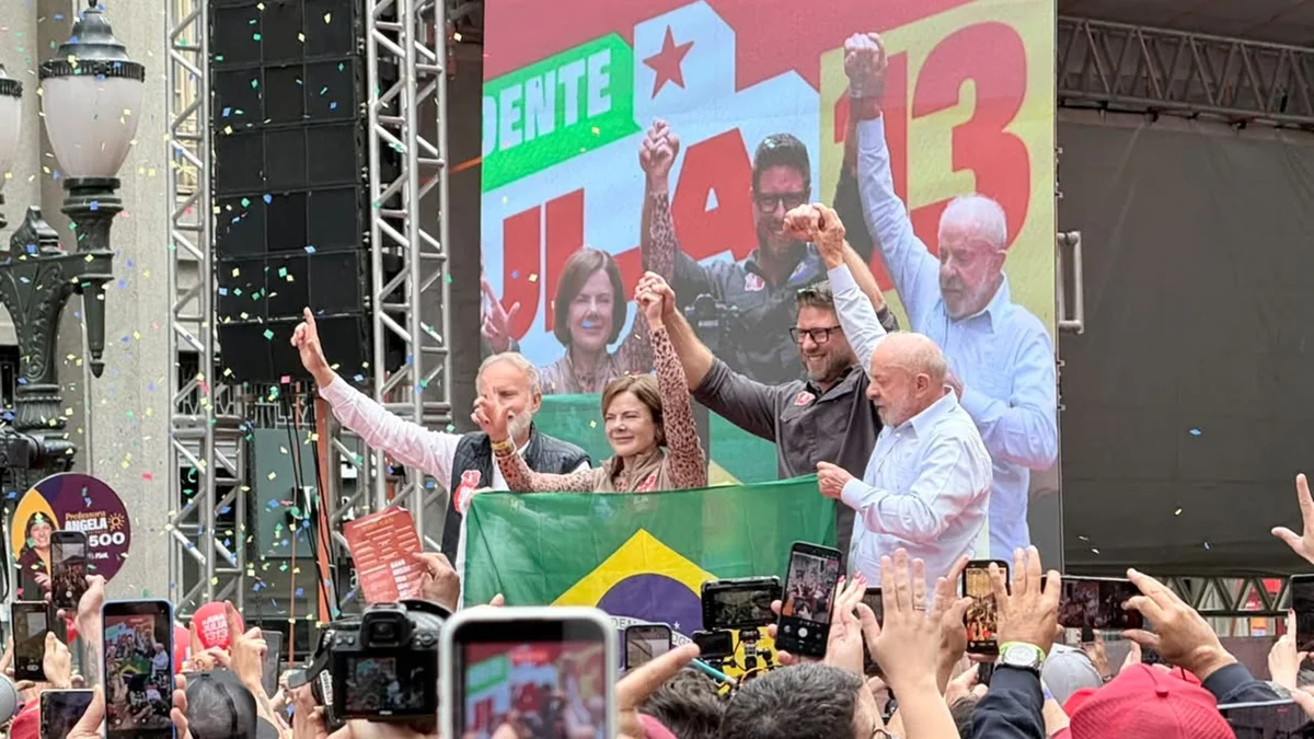 "Algoz" e "frouxo": Moro vira alvo durante ato de Lula em Curitiba (PR)