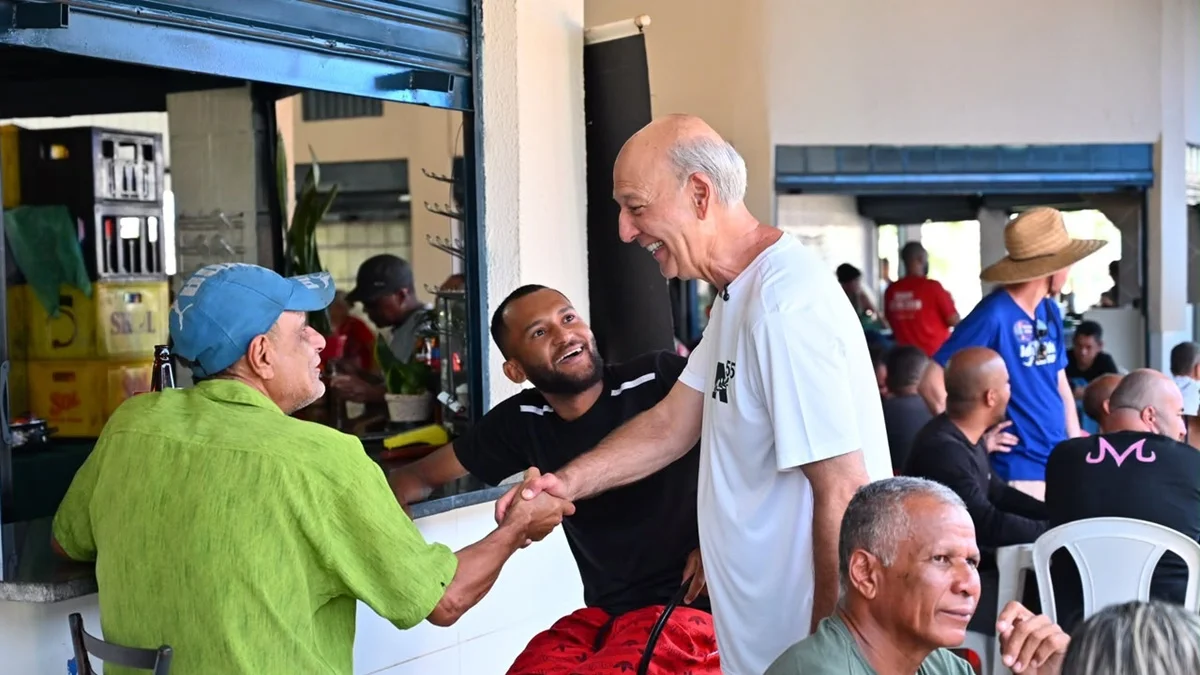 Arruda promete construir hospital e levar VLT até São Sebastião