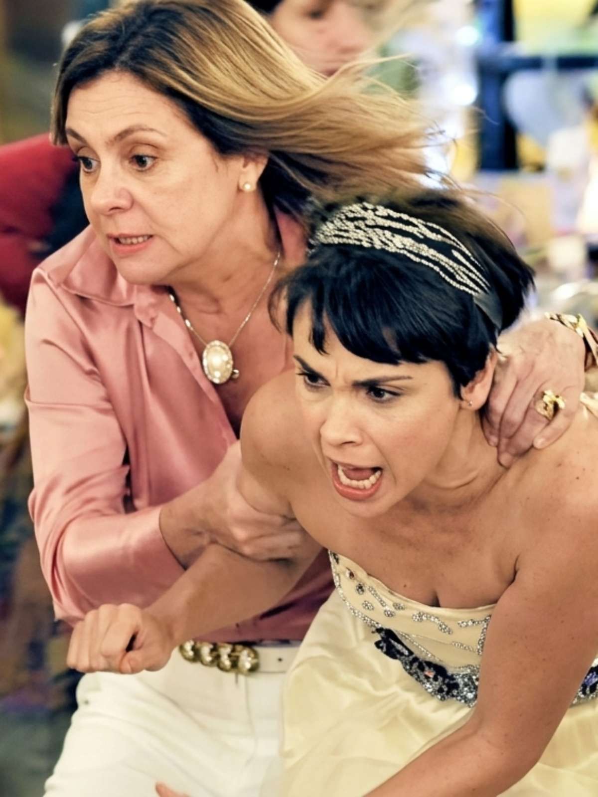 ‘Avenida Brasil 2’ frustra pelo corte de personagens populares e vai encontrar um país bem diferente daquele de 2012