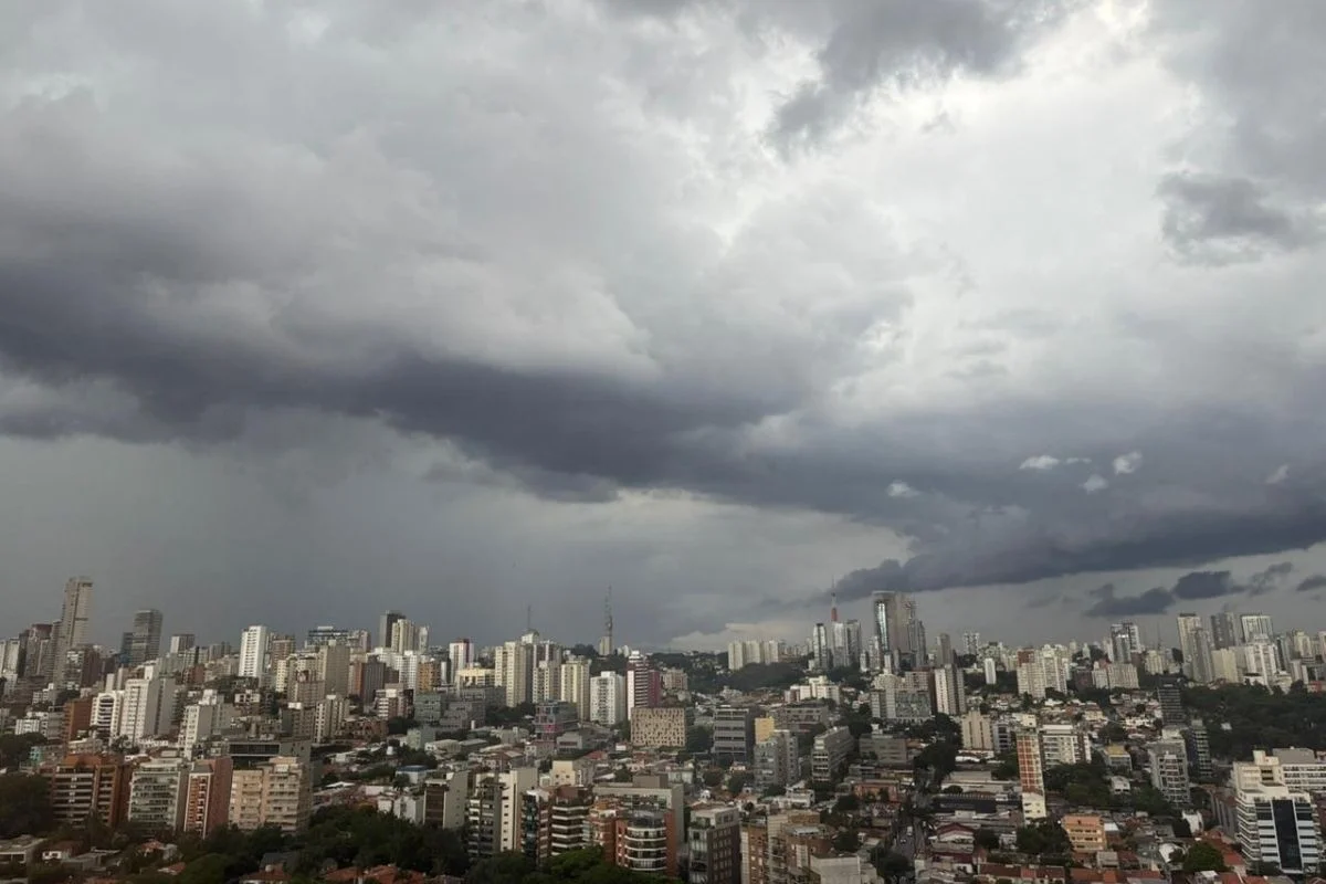 Imagem colorida mostra nuvem de chuva e temporal em SP. Defesa Civil emitiu alerta por chegada de ciclone. Metrópoles