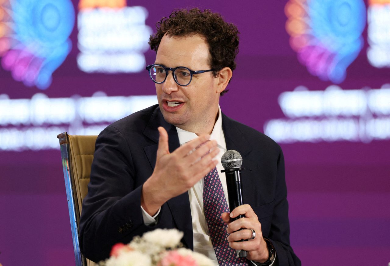 O CEO da Anthropic urgeia empresas de IA a desacelerar o desenvolvimento de modelos diante de temores sobre uso indevido