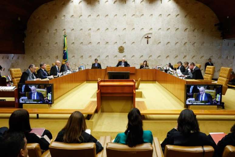 Crise no STF ultrapassa disputa jurídica e pode acabar em discussão de favorecimento de Mendonça a Flávio, alertam especialistas