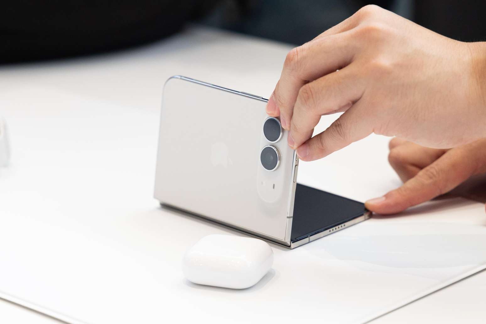 Imagem da matéria: iPhone Duo: veja os preços no Brasil e nos EUA do celular dobrável da Apple em 2026