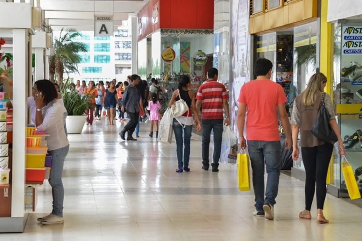 Imagem colorida de compras nos shoppings as vésperas do Natal