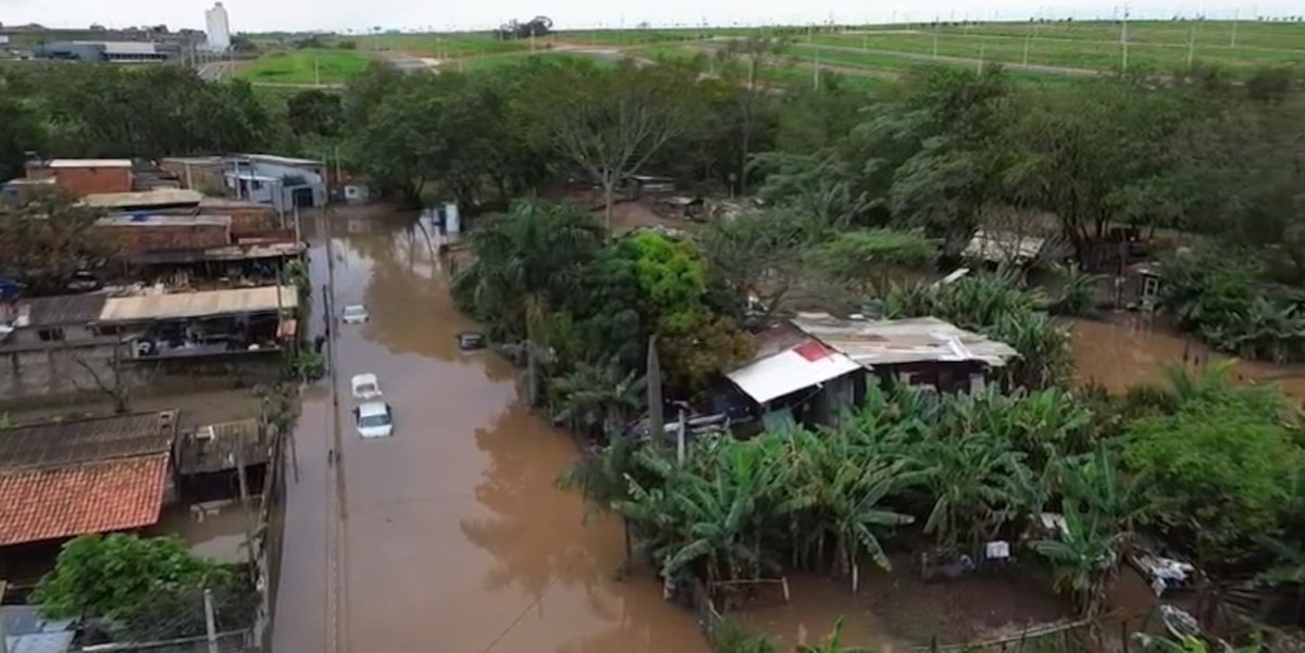 Temporal no interior de SP atinge mais de 100 casas e população é resgatada de bote